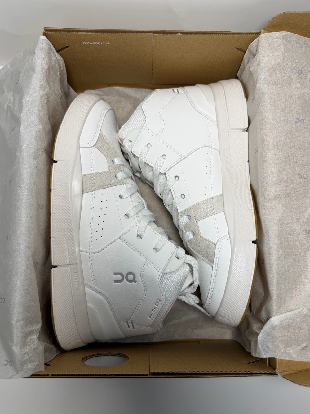 NEW On THE ROGER Clubhouse Women’s 6.5 Mid-top White Sand Tennis Sneakers Shoes